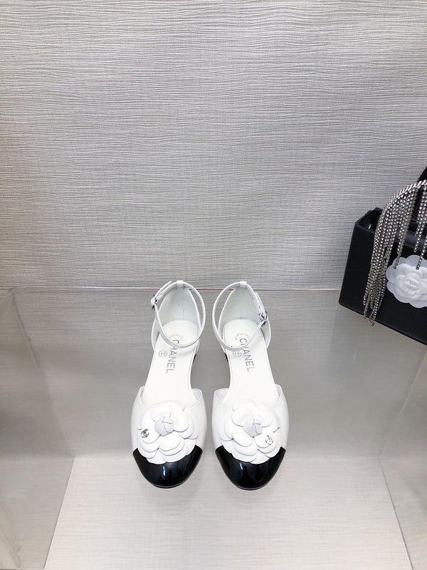 SANDALO CAVATO IN PELLE DI AGNELLO BIANCO E NERO CON CAMELLIA
