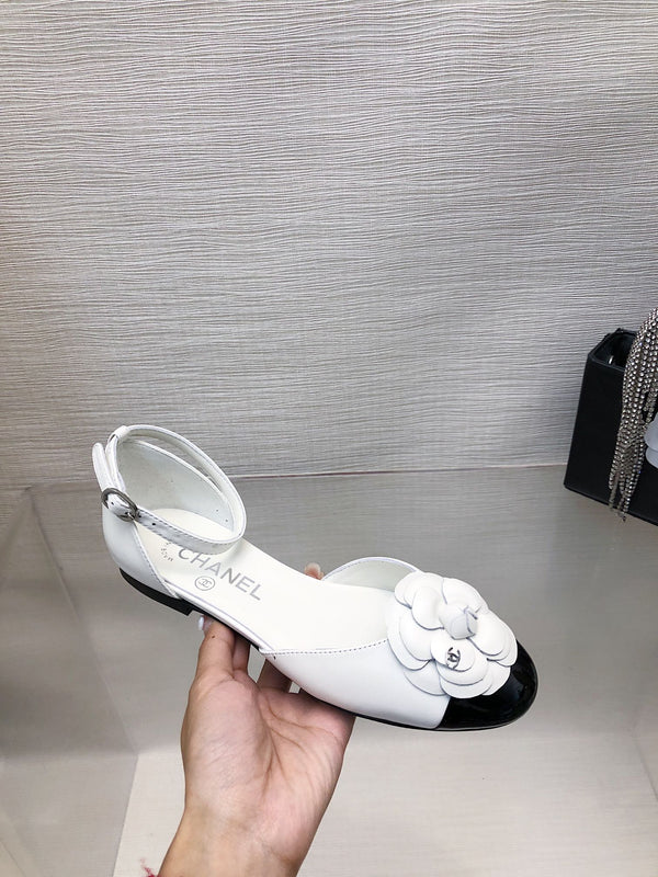 SANDALO CAVATO IN PELLE DI AGNELLO BIANCO E NERO CON CAMELLIA