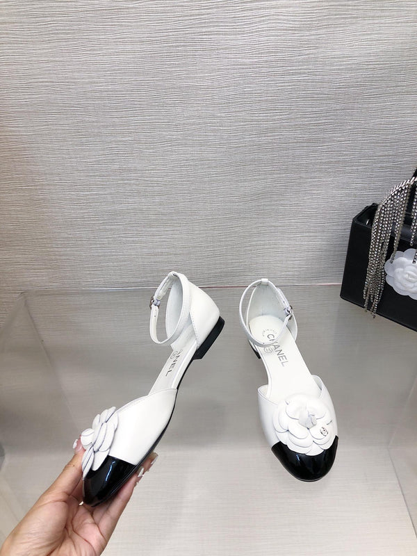 SANDALO CAVATO IN PELLE DI AGNELLO BIANCO E NERO CON CAMELLIA