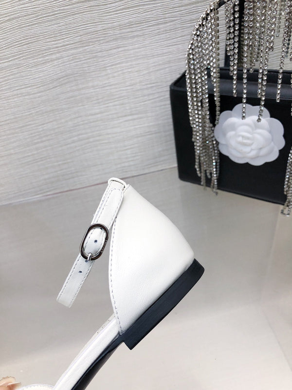 SANDALO CAVATO IN PELLE DI AGNELLO BIANCO E NERO CON CAMELLIA