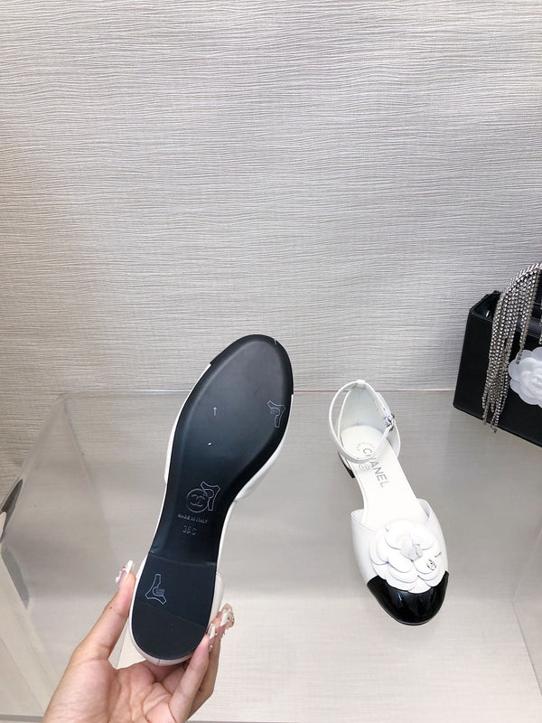 SANDALO CAVATO IN PELLE DI AGNELLO BIANCO E NERO CON CAMELLIA