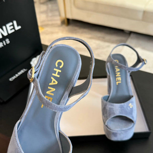 SANDALI CON TACCO ALTO E PLATEAU IN CAMOSCIO BLU PICCIONA