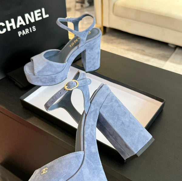 SANDALI CON TACCO ALTO E PLATEAU IN CAMOSCIO BLU PICCIONA