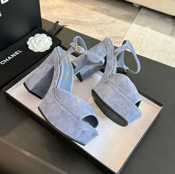 SANDALI CON TACCO ALTO E PLATEAU IN CAMOSCIO BLU PICCIONA