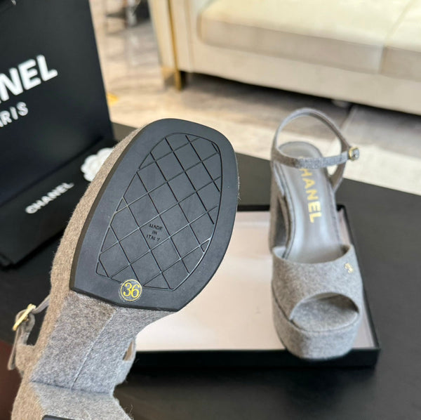 SANDALI CON TACCO ALTO E PLATEAU IN CAMOSCIO GRIGIO TORTORA