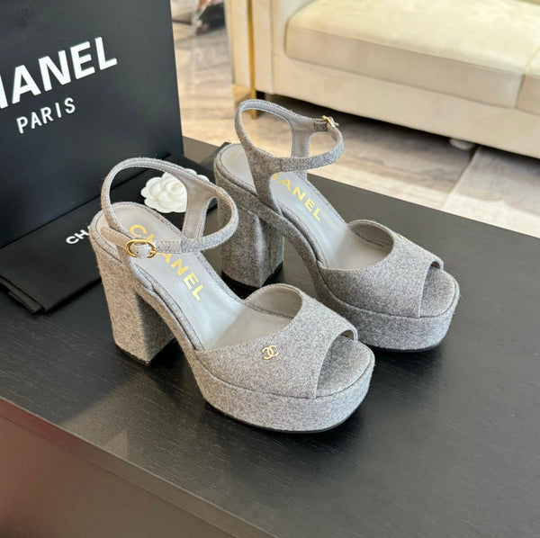 SANDALI CON TACCO ALTO E PLATEAU IN CAMOSCIO GRIGIO TORTORA