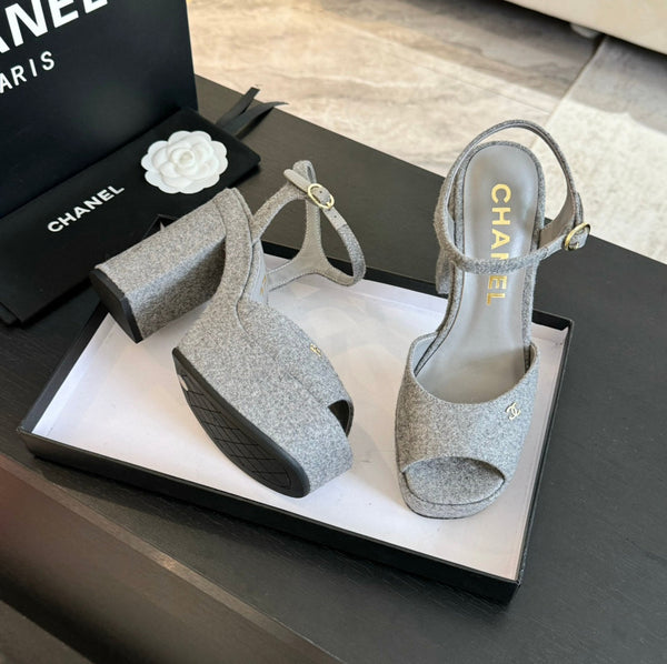 SANDALI CON TACCO ALTO E PLATEAU IN CAMOSCIO GRIGIO TORTORA