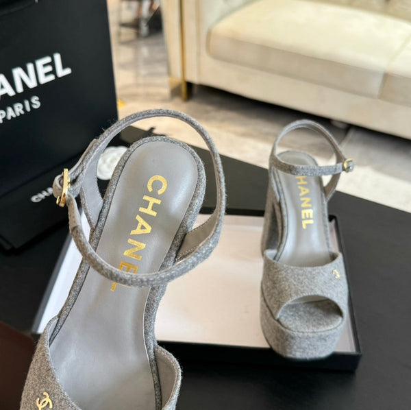 SANDALI CON TACCO ALTO E PLATEAU IN CAMOSCIO GRIGIO TORTORA