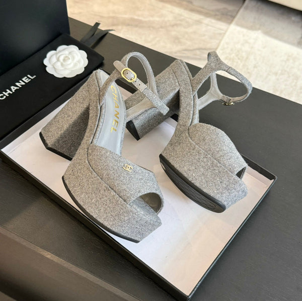 SANDALI CON TACCO ALTO E PLATEAU IN CAMOSCIO GRIGIO TORTORA