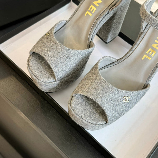 SANDALI CON TACCO ALTO E PLATEAU IN CAMOSCIO GRIGIO TORTORA