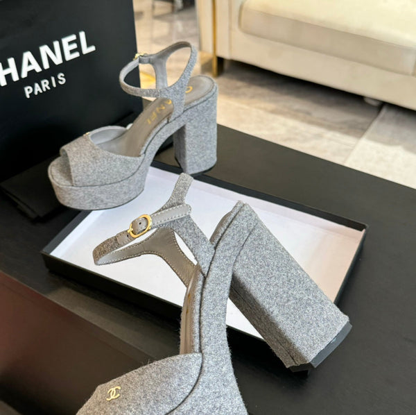 SANDALI CON TACCO ALTO E PLATEAU IN CAMOSCIO GRIGIO TORTORA