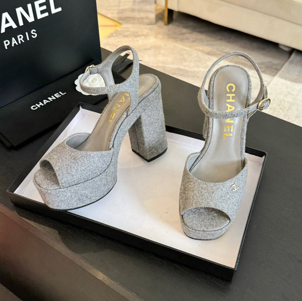 SANDALI CON TACCO ALTO E PLATEAU IN CAMOSCIO GRIGIO TORTORA