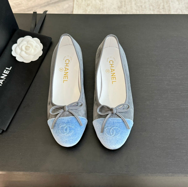 ballerina in camoscio grigio tela blu nuvola