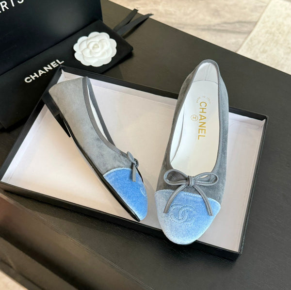 ballerina in camoscio grigio tela blu nuvola