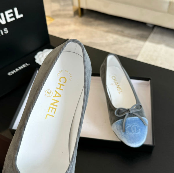 ballerina in camoscio grigio tela blu nuvola