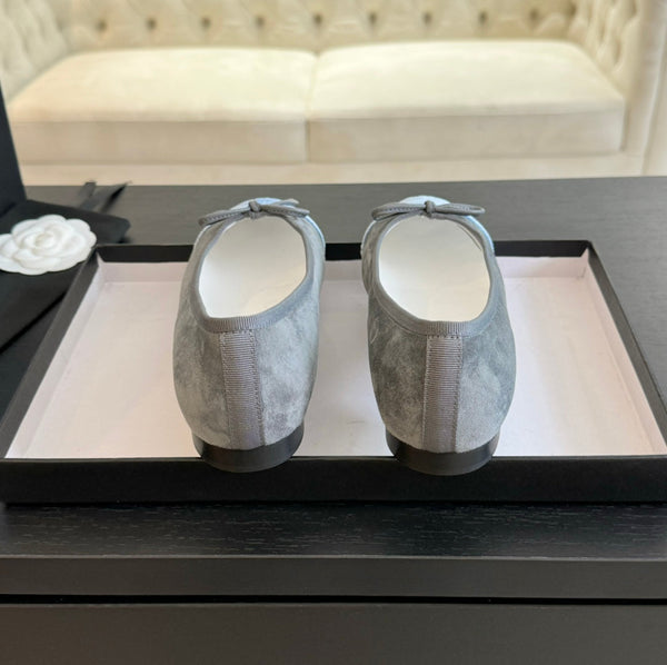 ballerina in camoscio grigio tela blu nuvola