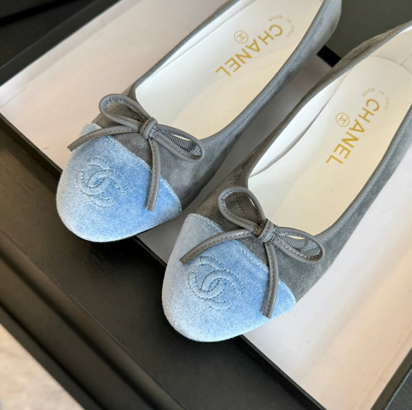 ballerina in camoscio grigio tela blu nuvola