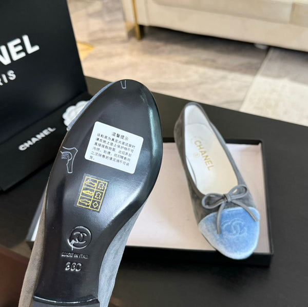 ballerina in camoscio grigio tela blu nuvola