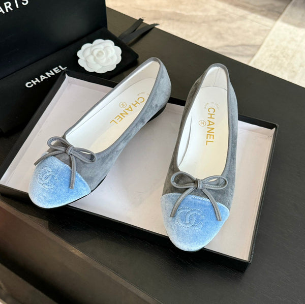 ballerina in camoscio grigio tela blu nuvola