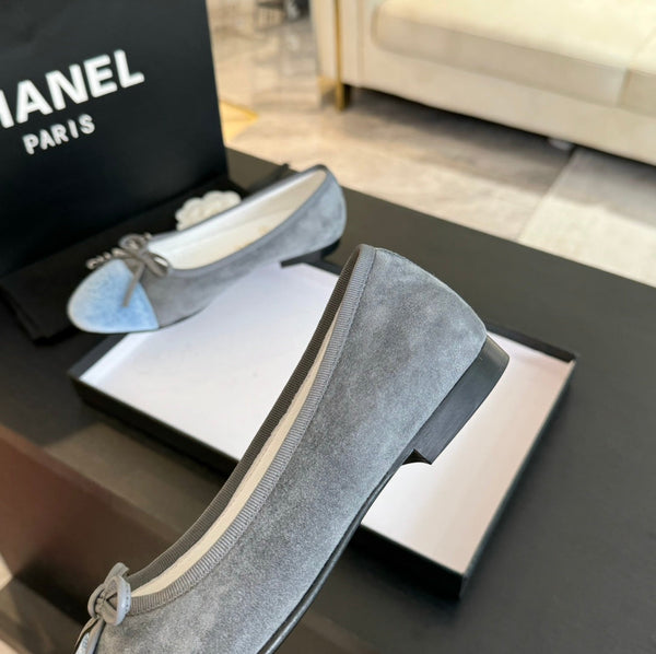ballerina in camoscio grigio tela blu nuvola