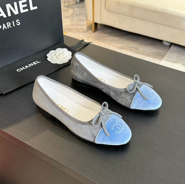 ballerina in camoscio grigio tela blu nuvola
