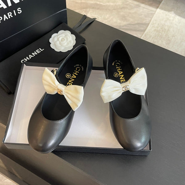 BALLERINA IN PELLE NERA CON FIOCCO BIANCO