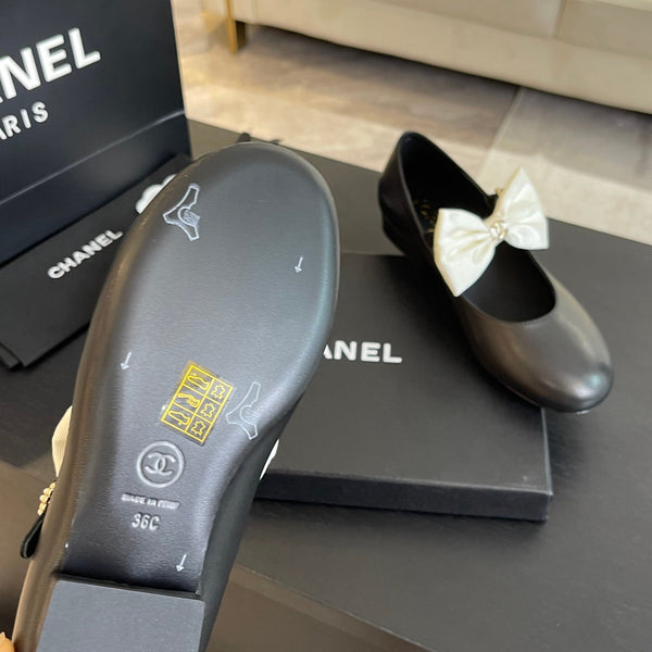 BALLERINA IN PELLE NERA CON FIOCCO BIANCO