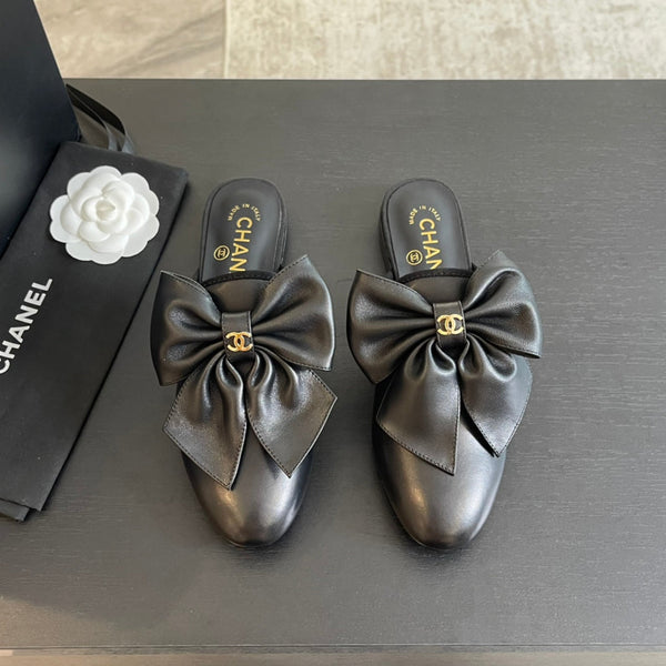 BIG BOW FLAT MULE SANDALS IN BLACK LAMBSKIN