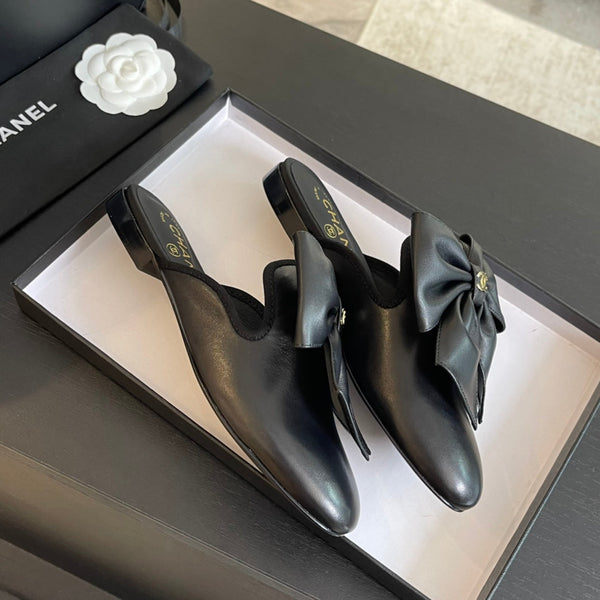 BIG BOW FLAT MULE SANDALS IN BLACK LAMBSKIN