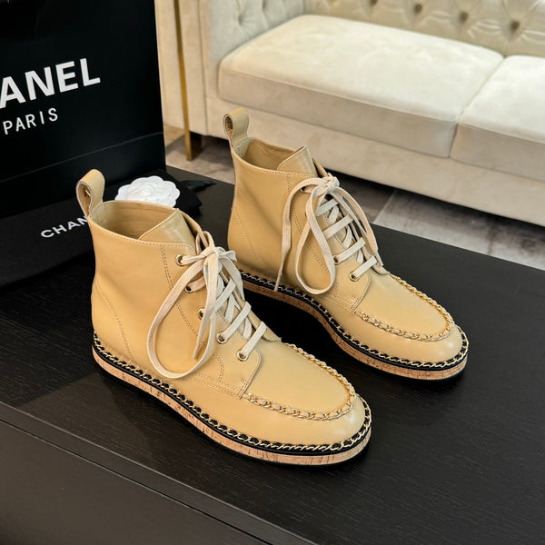 Stivaletti CC Beige con Catena in Pelle di Vitello