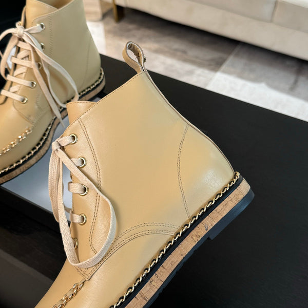 Stivaletti CC Beige con Catena in Pelle di Vitello