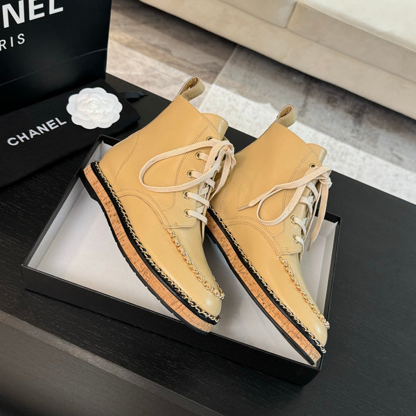 Stivaletti CC Beige con Catena in Pelle di Vitello