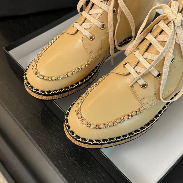 Stivaletti CC Beige con Catena in Pelle di Vitello