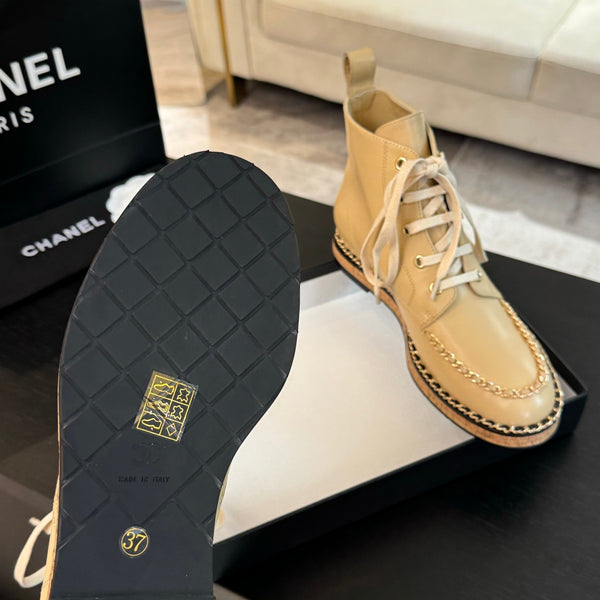 Stivaletti CC Beige con Catena in Pelle di Vitello