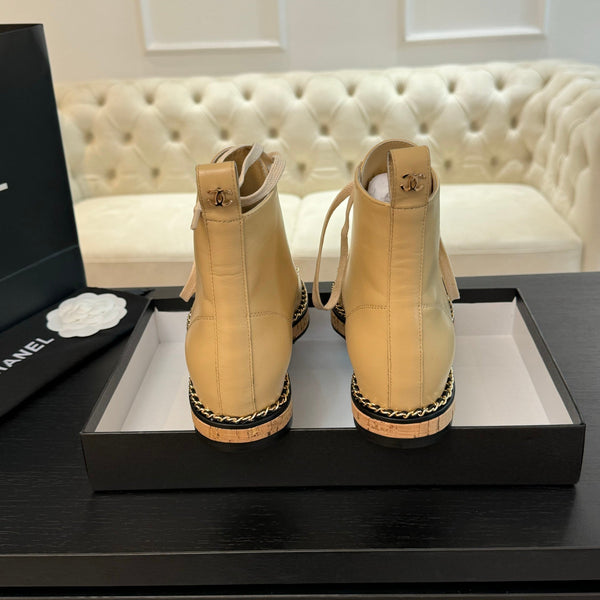 Stivaletti CC Beige con Catena in Pelle di Vitello