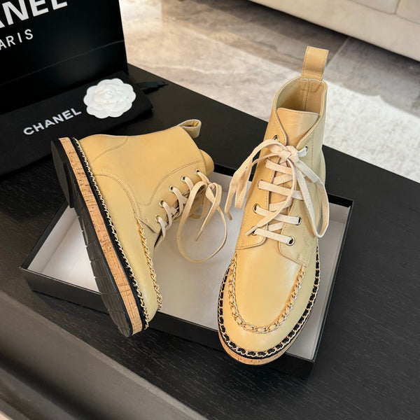 Stivaletti CC Beige con Catena in Pelle di Vitello