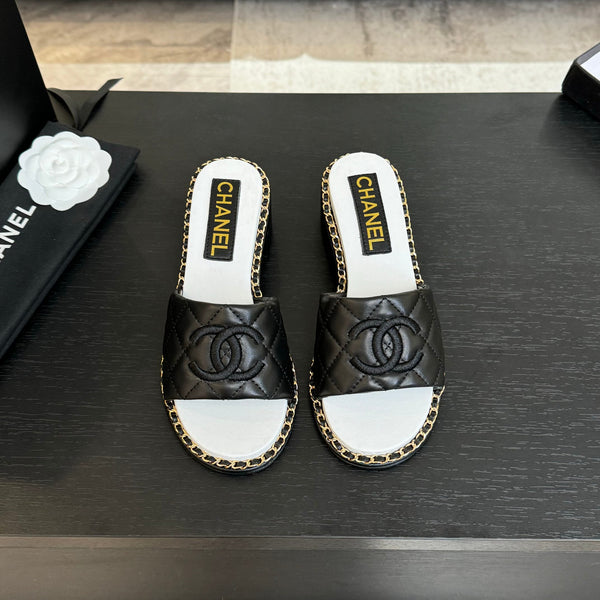 PANTOFOLA ALTE FLATFORM IN PELLE DI MONTONE GOFFRATA NERA