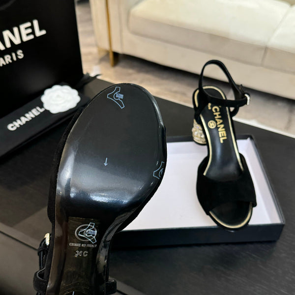 SANDALI CON CINTURINO A T E TACCO DI PERLE DA 85 MM IN CAMOSCIO NERO
