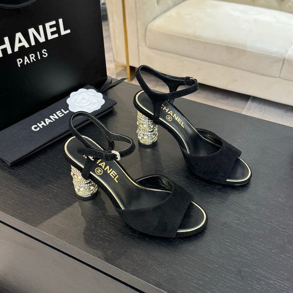 SANDALI CON CINTURINO A T E TACCO DI PERLE DA 85 MM IN CAMOSCIO NERO