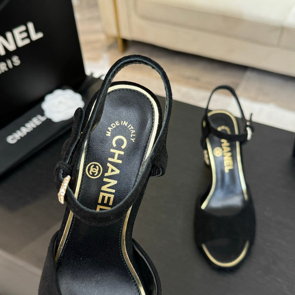 SANDALI CON CINTURINO A T E TACCO DI PERLE DA 85 MM IN CAMOSCIO NERO