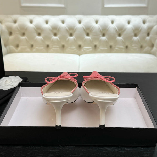 CC 26s Métiers d'Art Mule à bout pointu en peau de mouton blanc rose 700620
