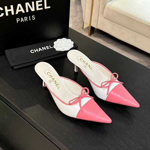 CC 26s Métiers d'Art Mule à bout pointu en peau de mouton blanc rose 700620