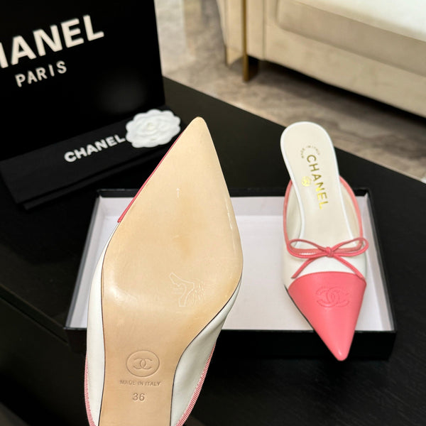 CC 26s Métiers d'Art Mule à bout pointu en peau de mouton blanc rose 700620