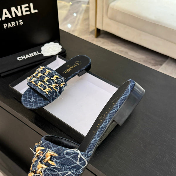 CC 25B Sandali bassi con tacco a spillo in denim blu navy con catena 373812