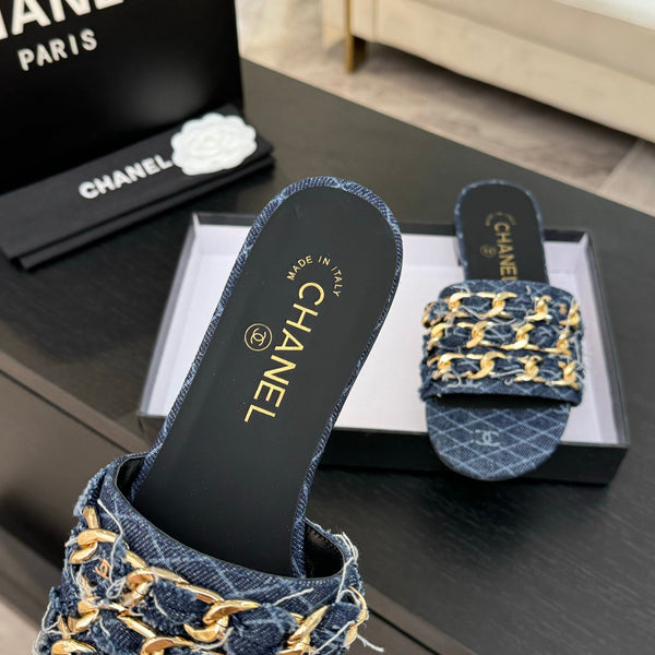 CC 25B Sandali bassi con tacco a spillo in denim blu navy con catena 373812