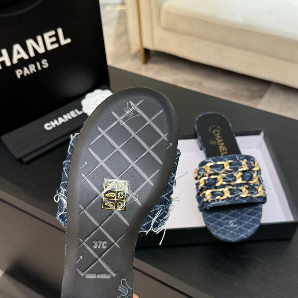 CC 25B Sandali bassi con tacco a spillo in denim blu navy con catena 373812