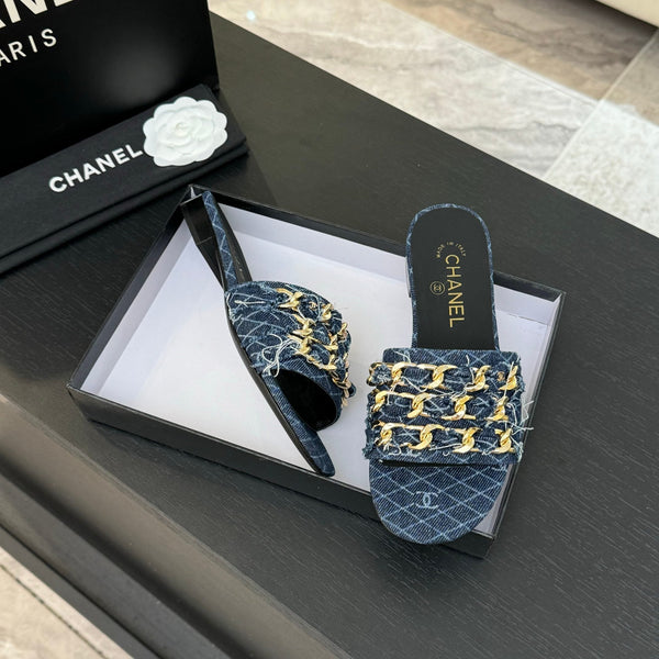 CC 25B Sandali bassi con tacco a spillo in denim blu navy con catena 373812