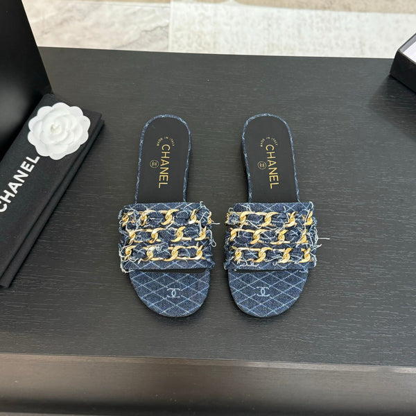 CC 25B Sandali bassi con tacco a spillo in denim blu navy con catena 373812