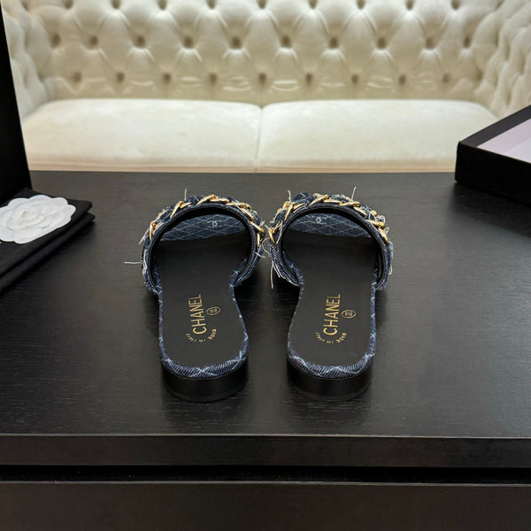 CC 25B Sandali bassi con tacco a spillo in denim blu navy con catena 373812