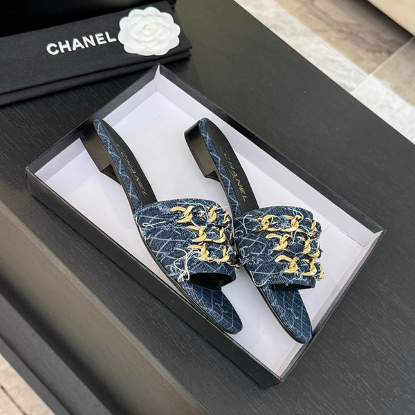 CC 25B Sandali bassi con tacco a spillo in denim blu navy con catena 373812